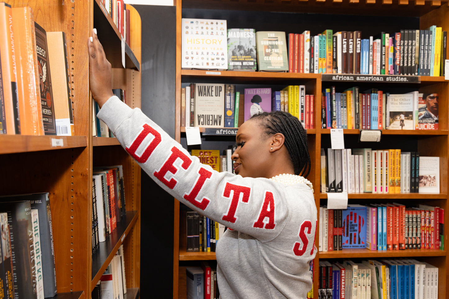 Delta Sigma Theta Sorority, Inc. CHENILLE BACK DESIGN SWEATSHIRT (HEATHER GREY)